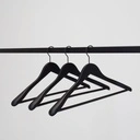 Zwarte soft touch kleerhanger voor kostuum met broeklat, 3 cm schouderbreedte, 44 cm breedte, zwarte haak - doos van 50 stuks