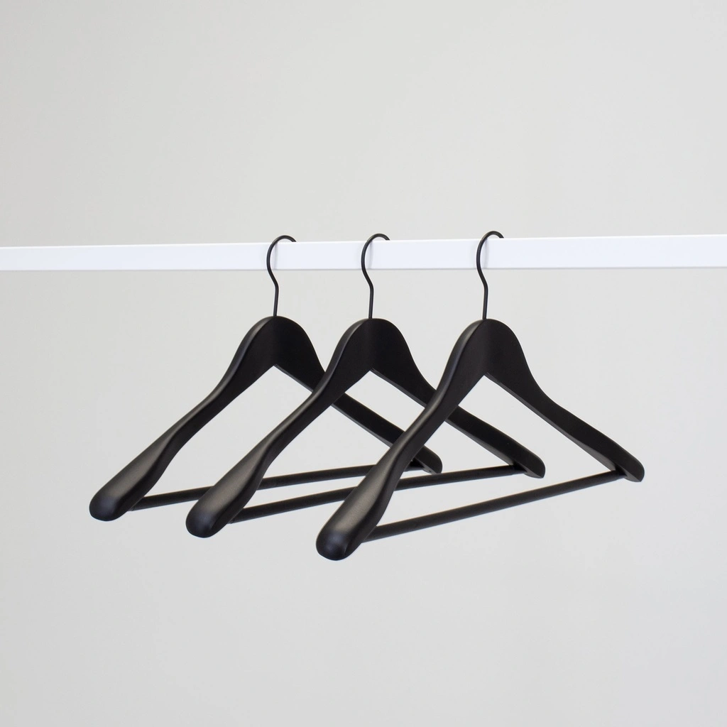 Zwarte soft touch kleerhanger voor kostuum met broeklat, 3 cm schouderbreedte, 44 cm breedte, zwarte haak - doos van 50 stuks