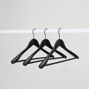 Zwarte soft touch kleerhanger voor kostuum met broeklat, 3 cm schouderbreedte, 44 cm breedte, zwarte haak - doos van 50 stuks