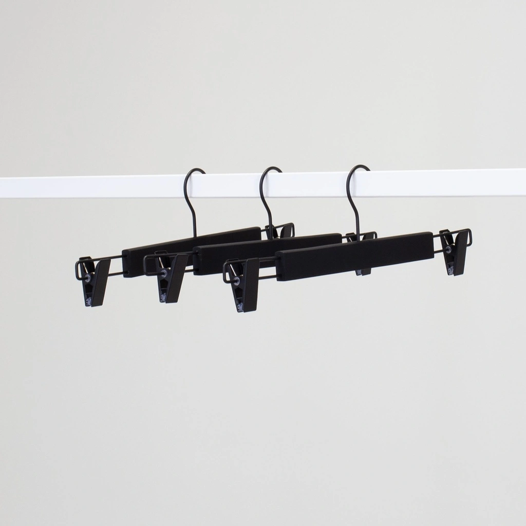 Zwarte soft touch kleerhanger met clips voor broeken/rokken, 38 cm breedte, zwarte haak - doos van 100 stuks.