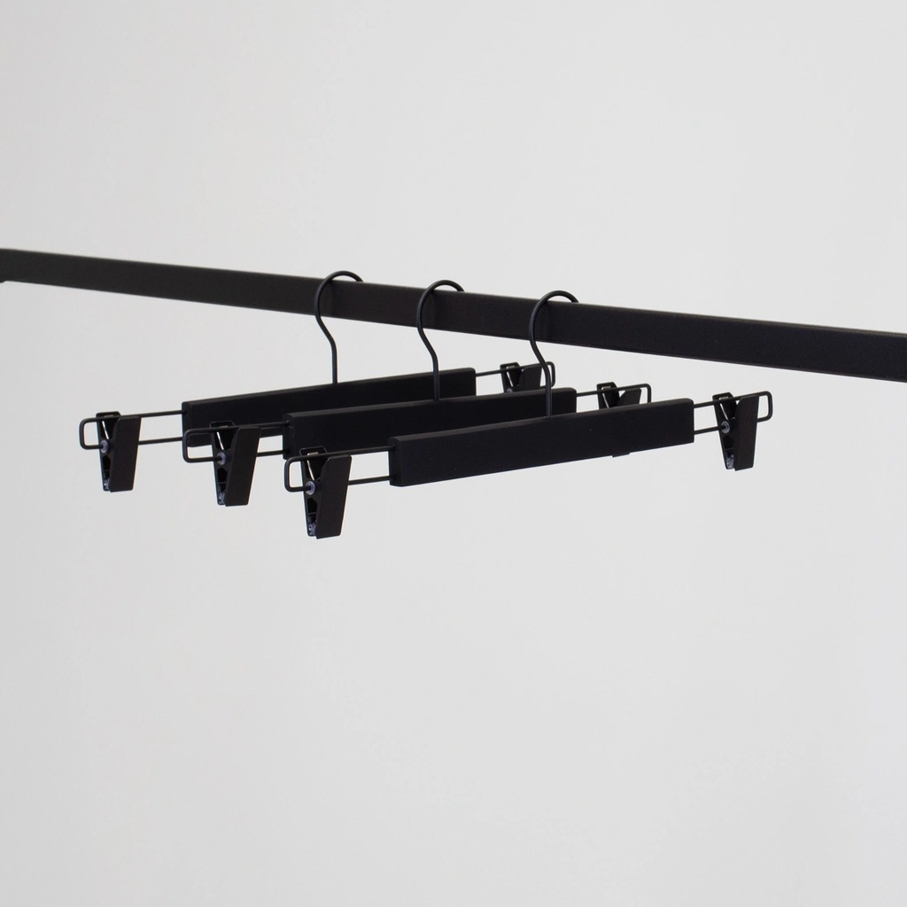 Zwarte soft touch kleerhanger met clips voor broeken/rokken, 38 cm breedte, zwarte haak - doos van 100 stuks.
