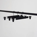Zwarte soft touch kleerhanger met clips voor broeken/rokken, 38 cm breedte, zwarte haak - doos van 100 stuks.