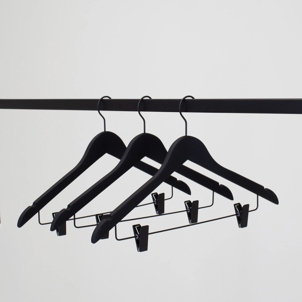 Zwarte soft touch kleerhanger met knijpers, 44 cm breedte, zwarte haak - doos van 50 stuks