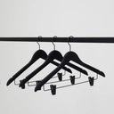 Zwarte soft touch kleerhanger met knijpers, 44 cm breedte, zwarte haak - doos van 50 stuks
