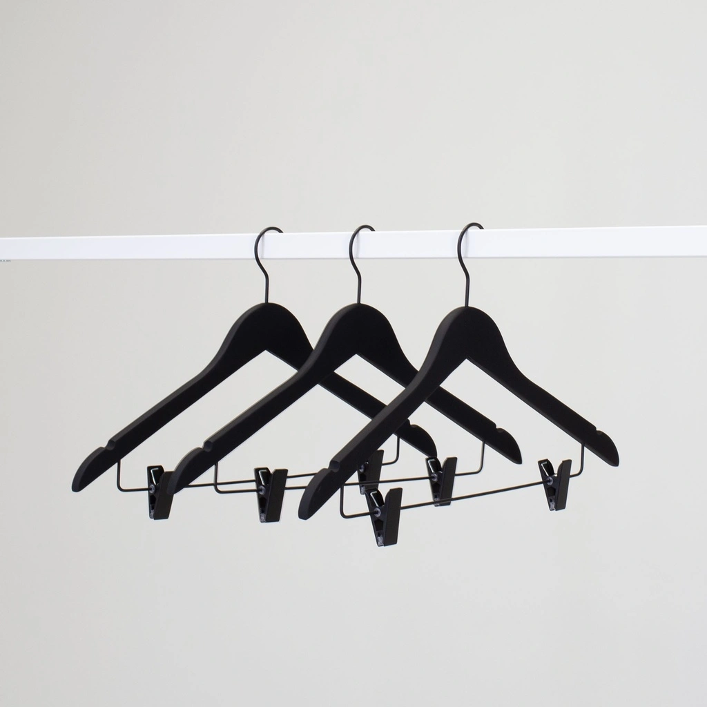Zwarte soft touch kleerhanger met knijpers, 44 cm breedte, zwarte haak - doos van 50 stuks