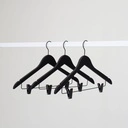 Zwarte soft touch kleerhanger met knijpers, 44 cm breedte, zwarte haak - doos van 50 stuks