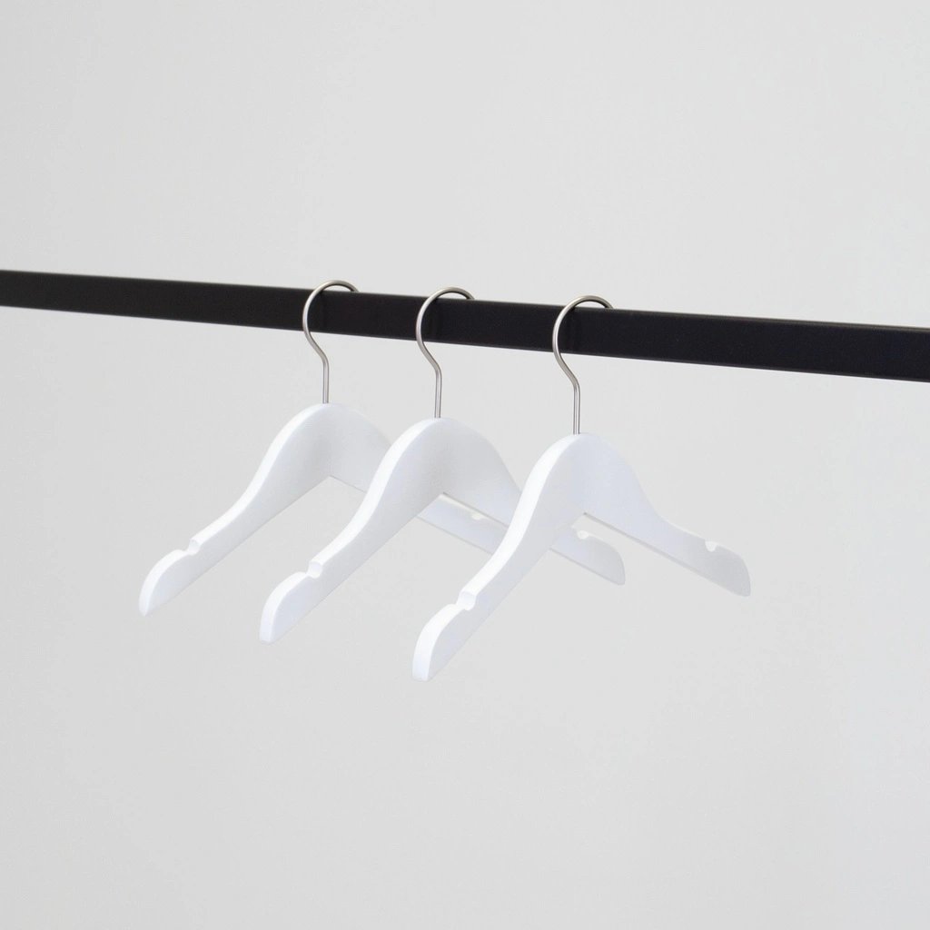 Witte kapstok voor kinderkledij, 26 cm breedte, nikkel haak - doos van 100 stuks.