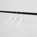 Witte kapstok voor kinderkledij, 26 cm breedte, nikkel haak - doos van 100 stuks.
