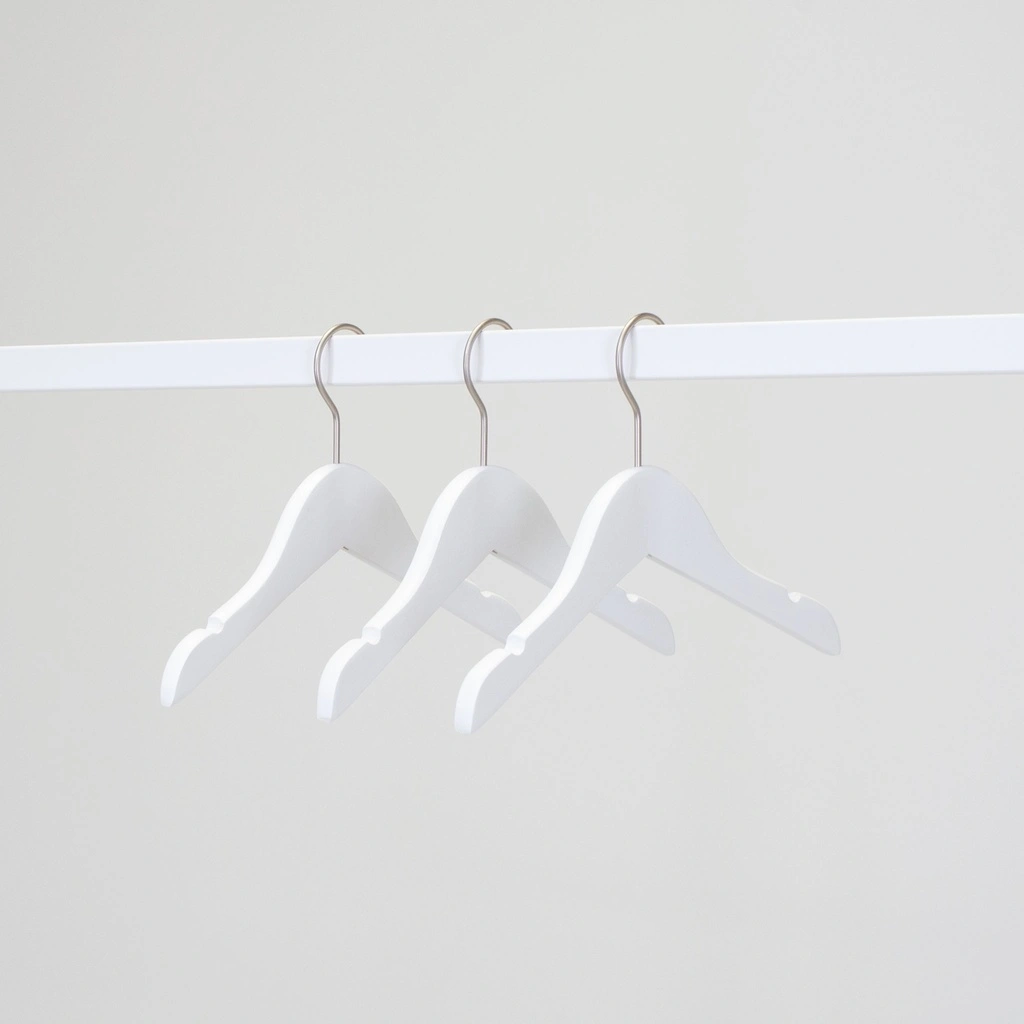 Witte kapstok voor kinderkledij, 26 cm breedte, nikkel haak - doos van 100 stuks.