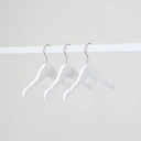 Witte kapstok voor kinderkledij, 26 cm breedte, nikkel haak - doos van 100 stuks.