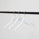 Witte kapstok voor kinderkledij, 35 cm breedte, nikkel haak - doos van 100 stuks.
