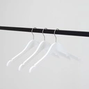 Witte kapstok voor dameskledij, 38 cm breedte, nikkel haak - doos van 100 stuks.