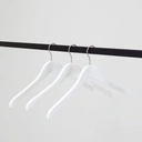 Witte kapstok zonder rokinkepingen voor dameskledij, 41 cm breedte, nikkel haak - doos van 100 stuks.