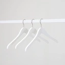 Witte kapstok zonder rokinkepingen voor dameskledij, 41 cm breedte, nikkel haak - doos van 100 stuks.