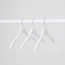 Witte kapstok met anti slip voor volwassenen, 44 cm breedte, nikkel haak - doos van 100 stuks.