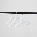 Witte kapstok met anti slip broeklat voor kinderkledij, 35 cm breedte, nikkel haak - doos van 100 stuks.