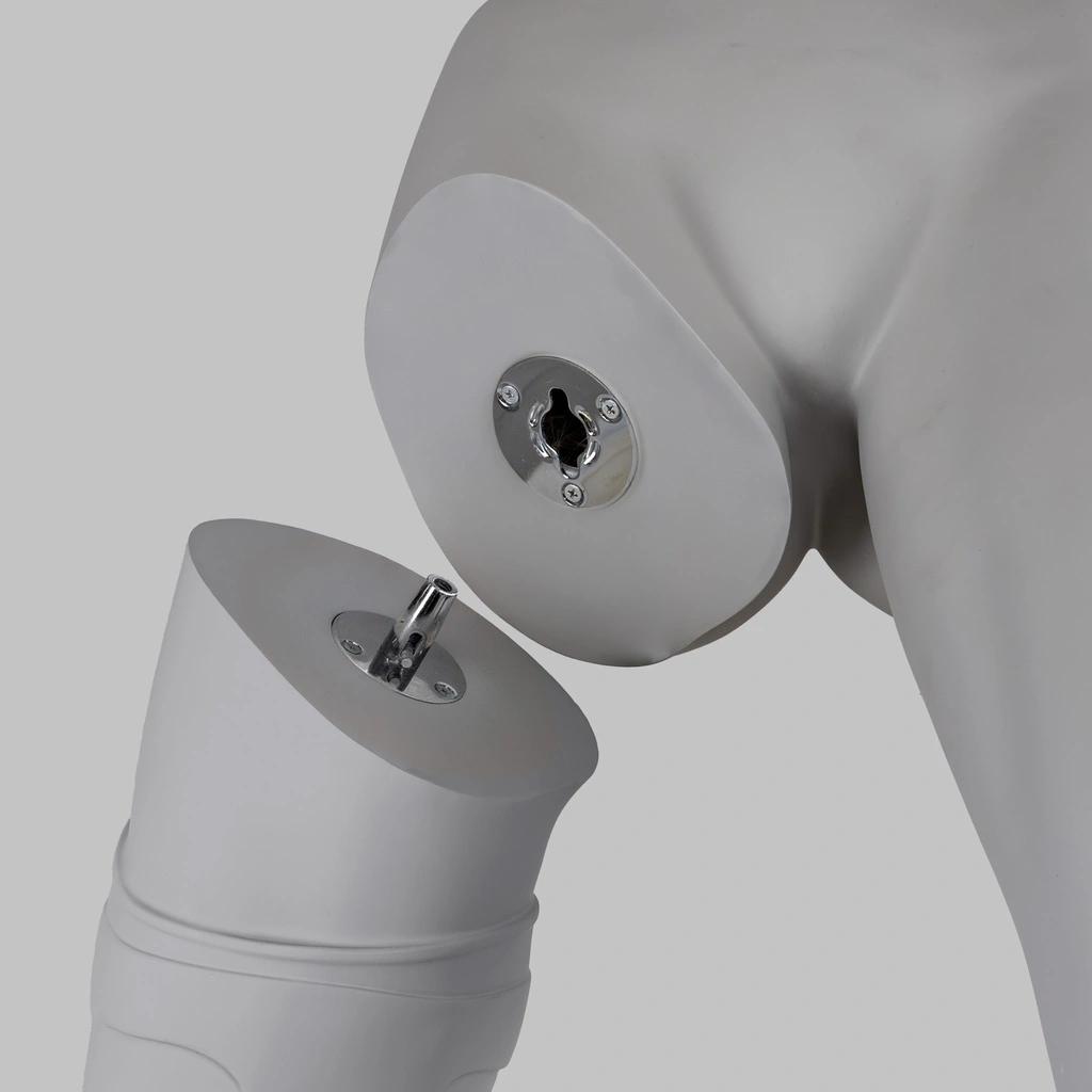 Sport dames mannequin met beenprothese, grijs, abstract hoofd, staande pose 113