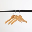 Kledinghanger lotushout naturel gelakt voor kinderkledij, 30 cm breedte, blinkende haak - doos van 100 st
