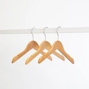 Kledinghanger lotushout naturel gelakt voor kinderkledij, 30 cm breedte, blinkende haak - doos van 100 st