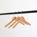 Kledinghanger lotushout naturel gelakt voor kinderkledij, 35 cm breedte, blinkende haak - doos van 100 st