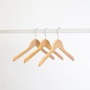 Kledinghanger lotushout naturel gelakt voor dameskledij, 38 cm breedte, blinkende haak - doos van 100 st