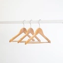 Kledinghanger met anti slip broeklat lotushout naturel gelakt voor kinderkledij, 35 cm breedte, blinkende haak - doos van 100 st