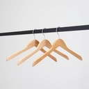 Rechte kledinghanger lotushout naturel gelakt voor dameskledij, 41 cm breedte, blinkende haak - doos van 100 st