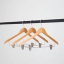 Kledinghanger met clips lotushout naturel gelakt voor dames en heren kledij, 44 cm breedte, matte haak - doos van 100 st