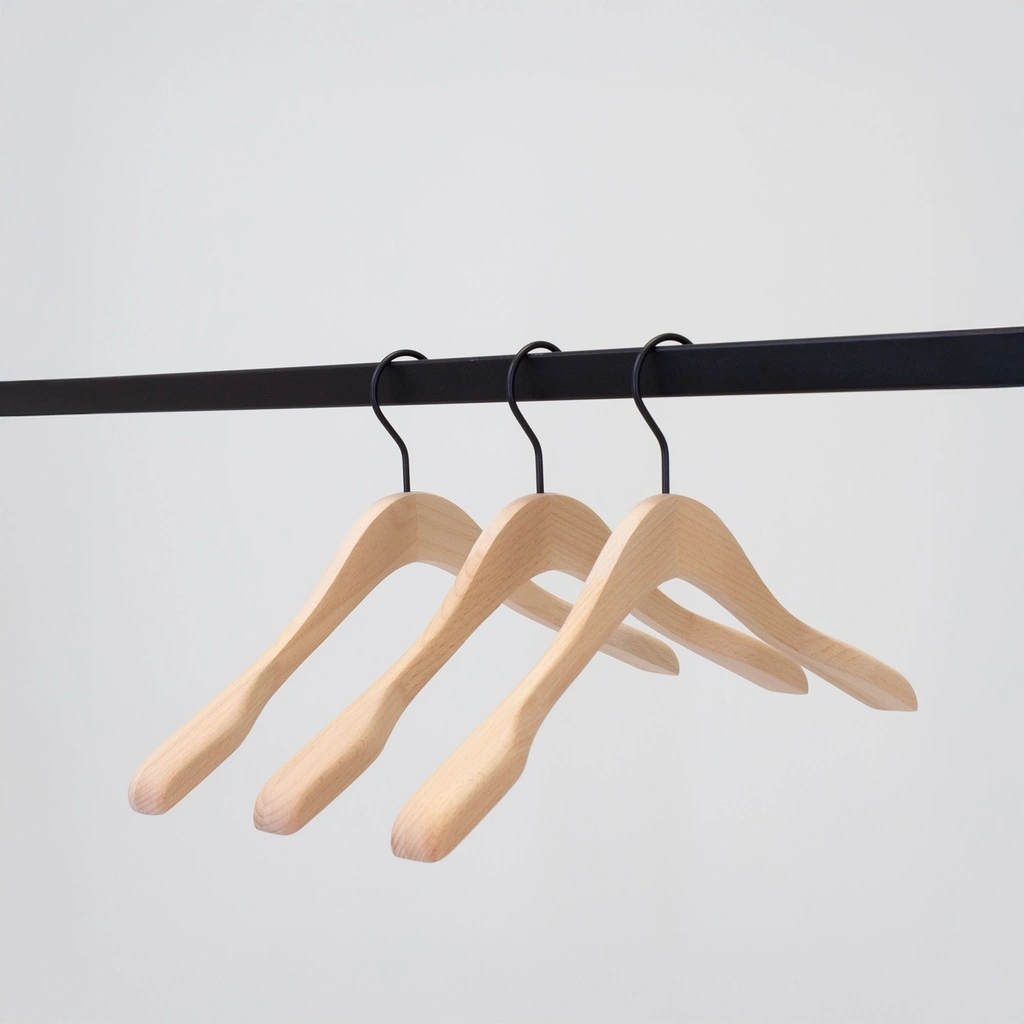 Beukenhout kledinghanger, recht, breedte 3 cm, lengte 41 cm, zwarte haak - doos van 50 stuks 