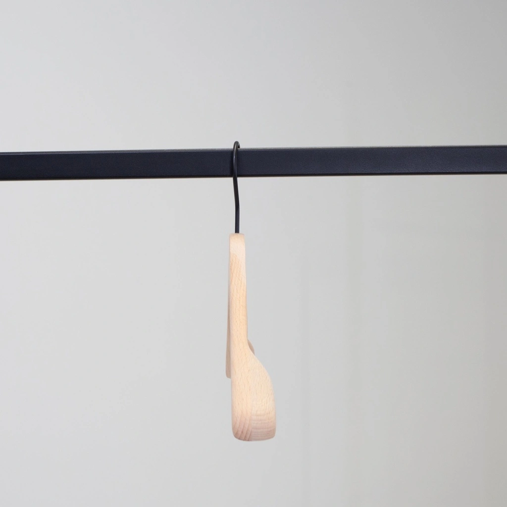 Beukenhout kledinghanger, recht, breedte 3 cm, lengte 41 cm, zwarte haak - doos van 50 stuks 