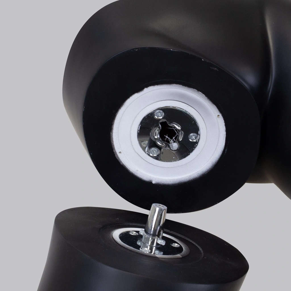 Zwarte dames mannequin, met abstract hoofd, glazen ronde voetplaat, pose 2