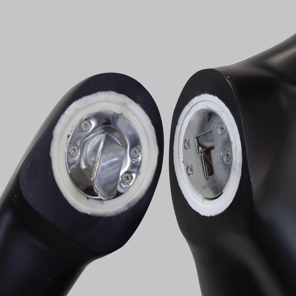 Zwarte dames mannequin, met abstract hoofd, glazen ronde voetplaat, pose 2