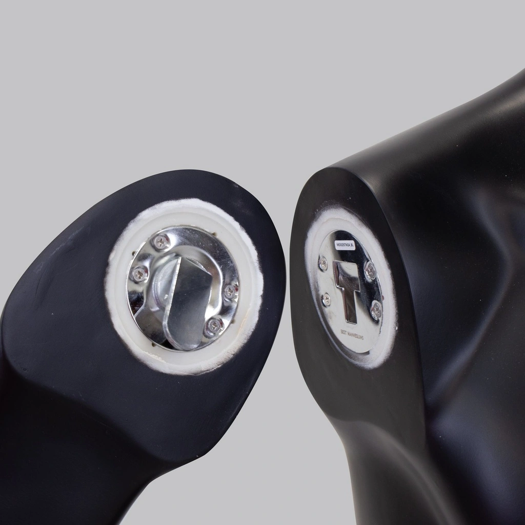 Zwarte heren mannequin, met abstract hoofd, glazen ronde voetplaat, pose 31