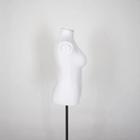 Volslanke damesbuste couture tot onder taille, maat 40-42, overtrokken met witte stof, afneembaar hoofd