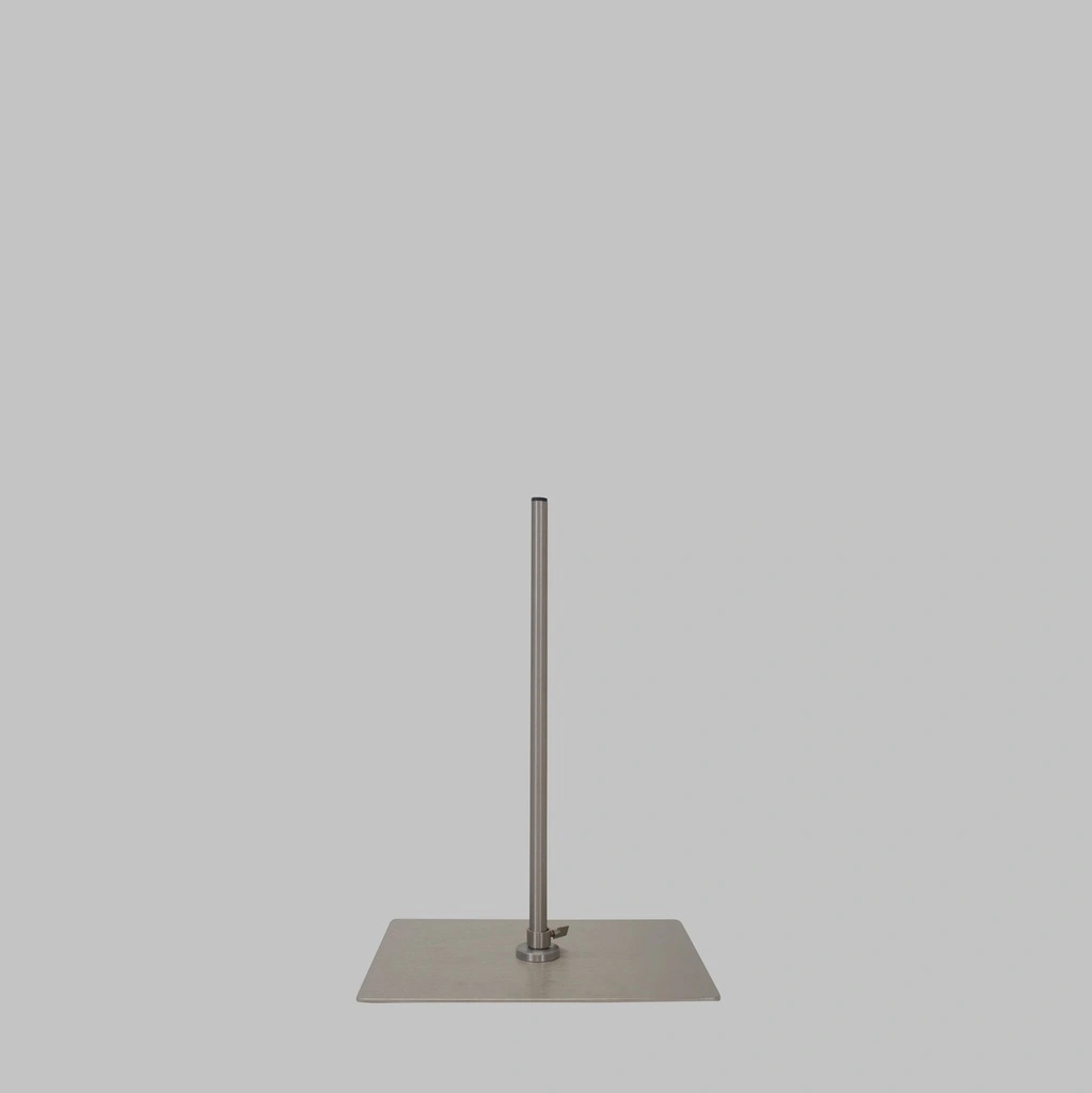 Sport damesbuste zonder benen, grafiet grijs, metalen sokkel, gestilleerd hoofd, pose 252 