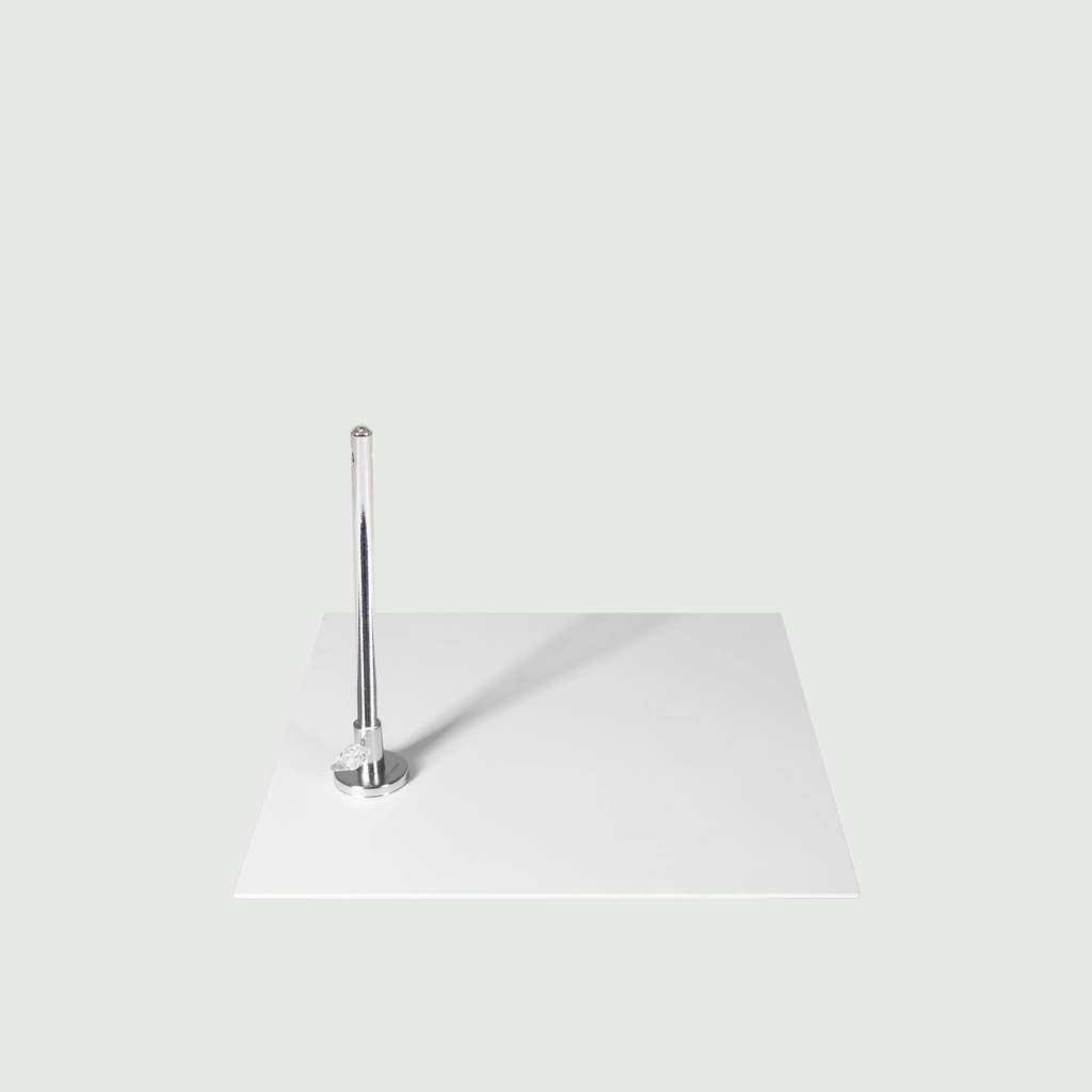Witte abstracte herenetalagepop, met abstract hoofd, wit gepoederlakte metalen voetplaat, pose MM103