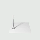 Witte abstracte herenetalagepop, met abstract hoofd, wit gepoederlakte metalen voetplaat, pose MM103
