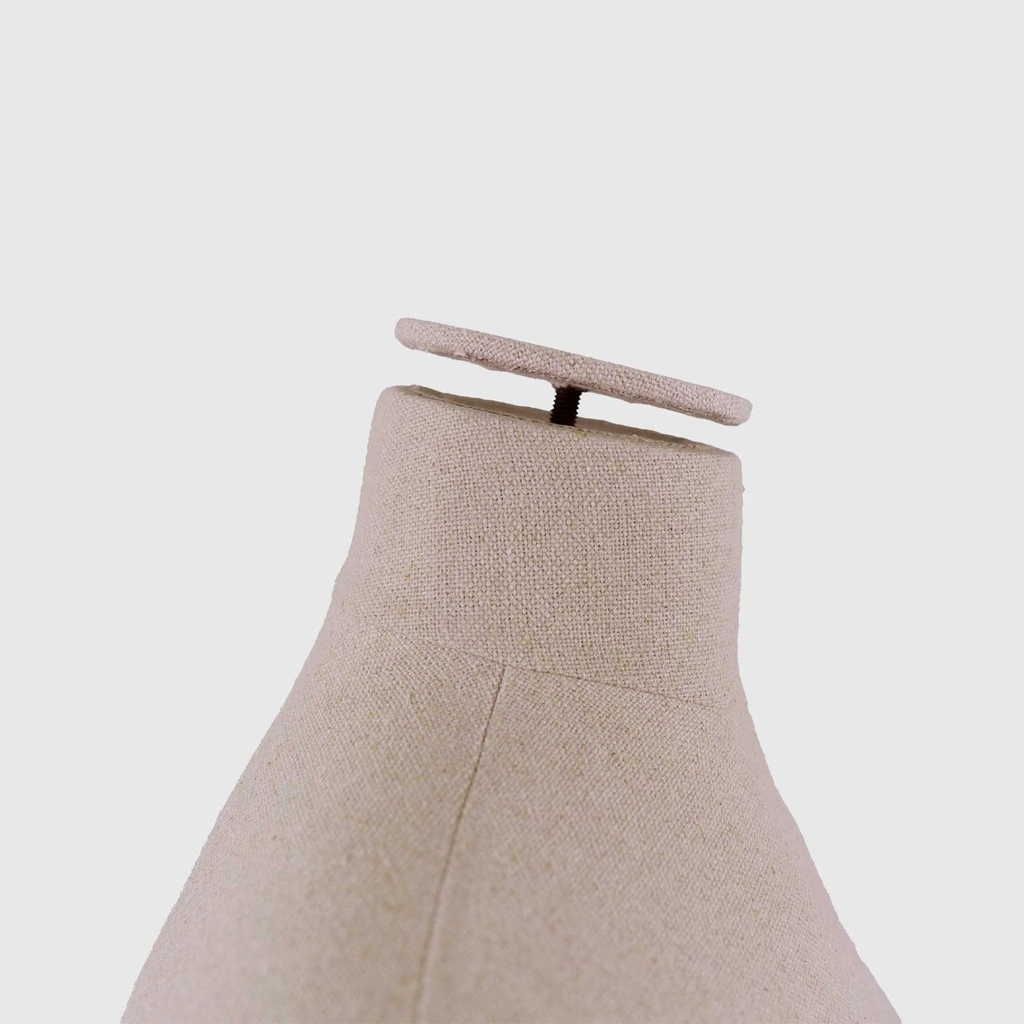 Halsplaatje voor damesetalagepop, beige stof, Maison Marlu