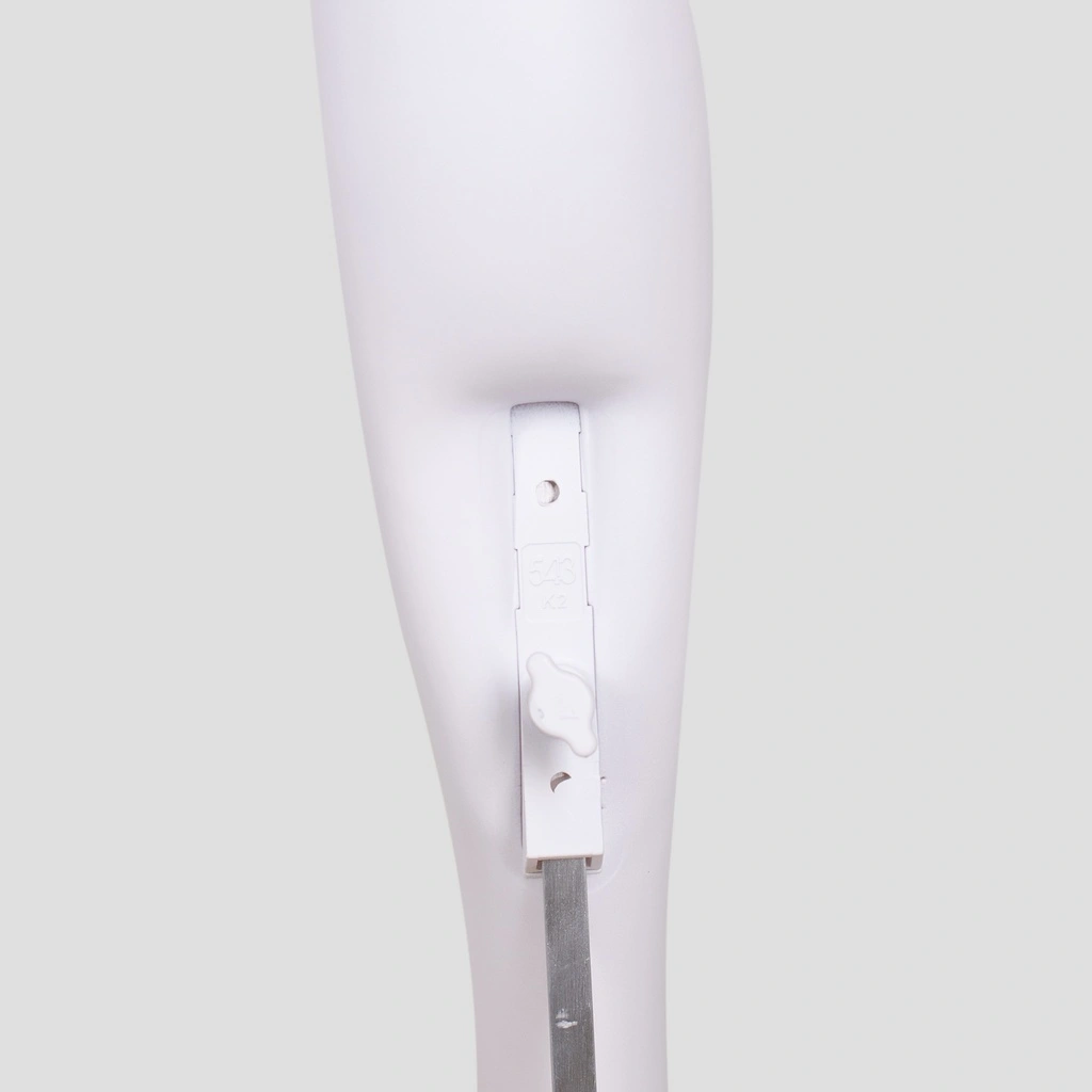 Onbreekbare kinder mannequin, 1 jaar, abstract hoofd, recycleerbare mannequin uit ABS plastic, glanzend wit, pose 11