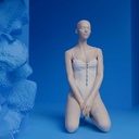 Lingerie mannequin dame B-cup huidskleur zittend op knieën pose 11B 