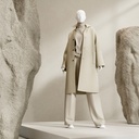 Dames etalage mannequin, met semi abstract hoofd, glazen ronde voetplaat, soft clay mat, pose 008