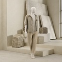 Heren etalage mannequin, met semi abstract hoofd, glazen ronde voetplaat, soft clay mat, pose 105