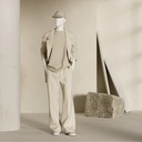 Heren etalage mannequin, met semi abstract hoofd, glazen ronde voetplaat, soft clay mat, pose 106