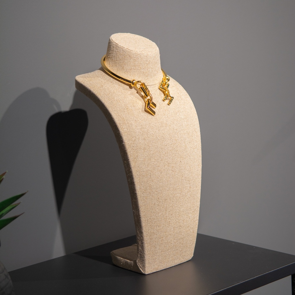 Juwelenbuste voor halskettingen, hoogte 44,5 cm, overtrokken met beige stof