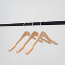 Beukenhout kledinghanger met 3 cm brede schouders, 41 cm breedte, witte haak - doos van 50 stuks
