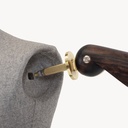 Herenetalagepop, overtrokken met stof, grijs, houten armen, metalen voetplaat