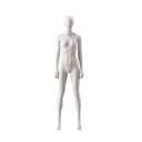 Mannequin de vitrine femme, avec tête semi-abstraite, socle rond en verre, soft clay matt, pose 005