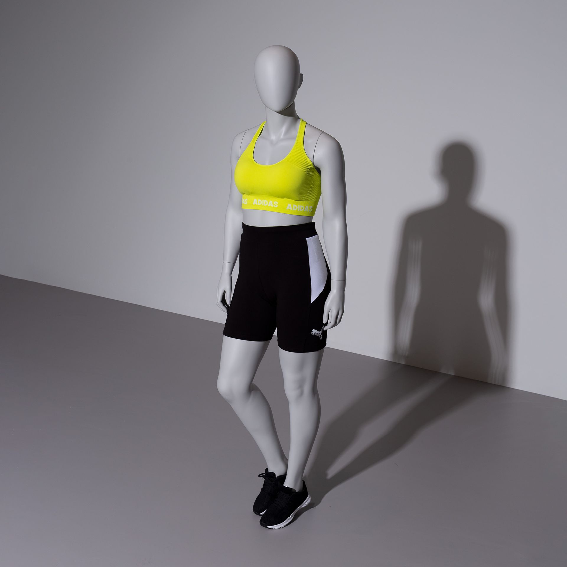 BINK - Mannequin sportif grande taille, femme, gris, tête abstraite, pose debout 20