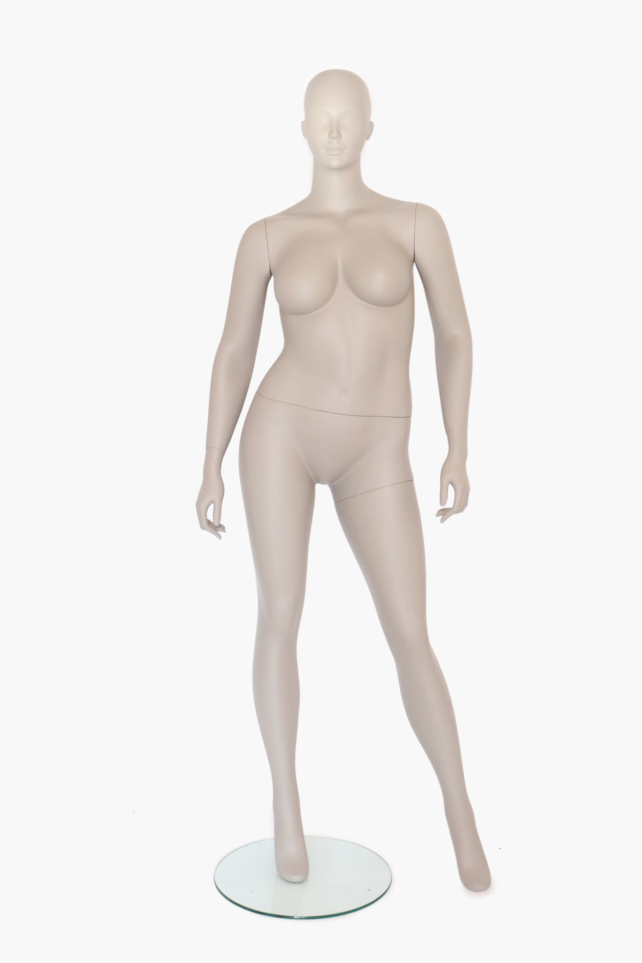 Maniquí mujer, plus talla, cabeza abstracta, gris