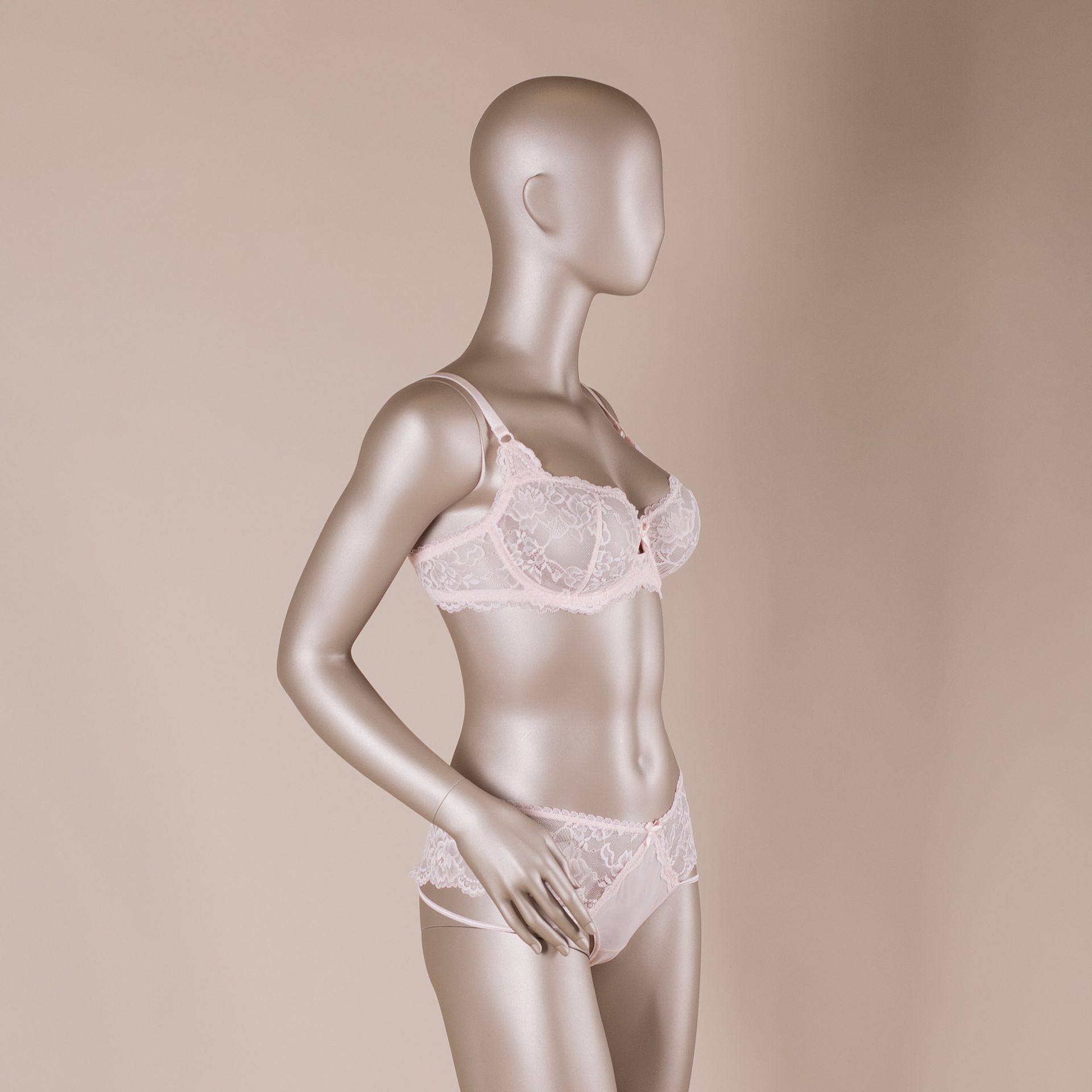 Mannequin lingerie, femme, bonnet C, couleur chair métallique, pose debout 02C